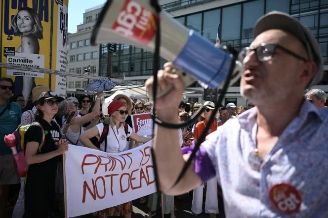 « Non au massacre » : des journalistes, menacés par les plans sociaux et l’arrivée de l’IA, manifestent pour « défendre l’information »