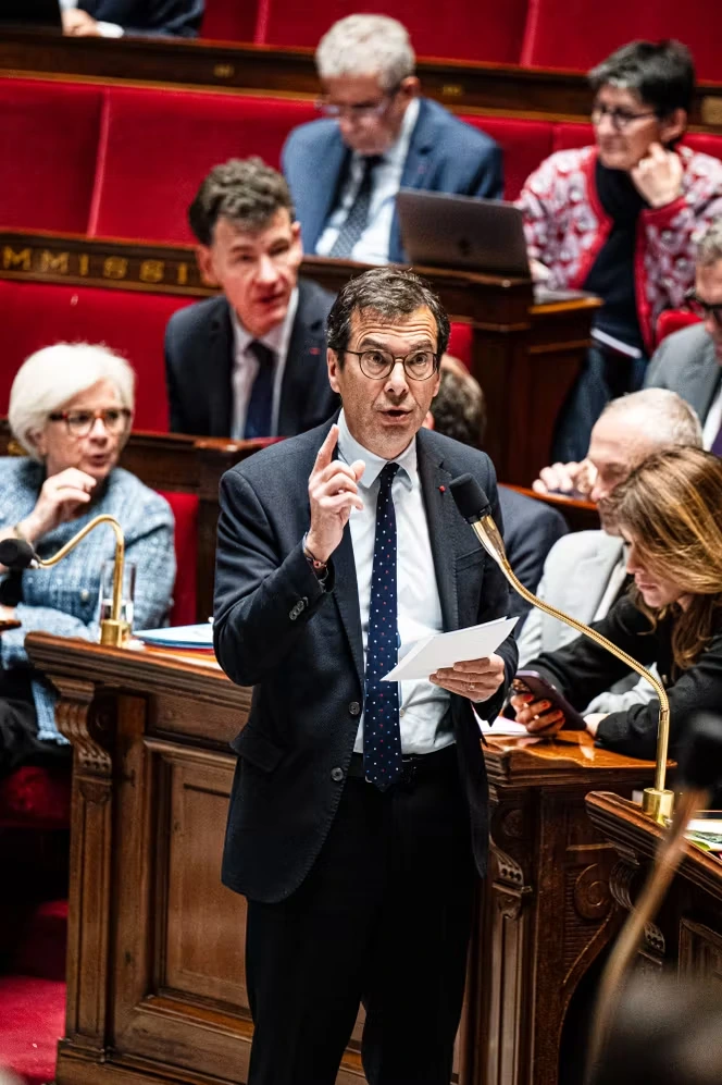 1er-Mai : le Sénat adopte le projet de loi donnant le droit aux boulangers et aux fleuristes de travailler