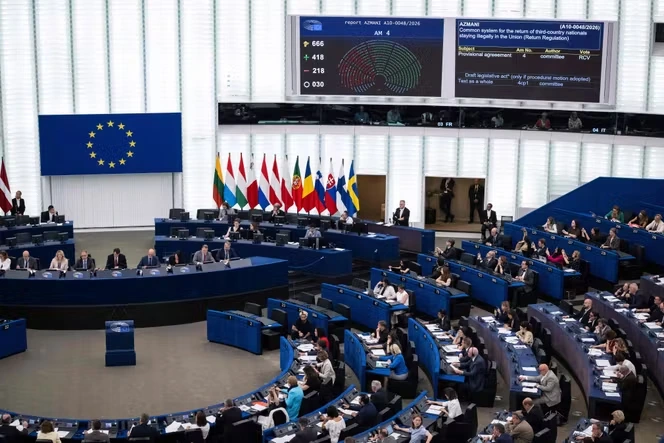 Le Parlement européen adopte le règlement sur les retours de migrants déboutés du droit d’asile, ouvrant la voie à des centres de rétention hors de l’UE