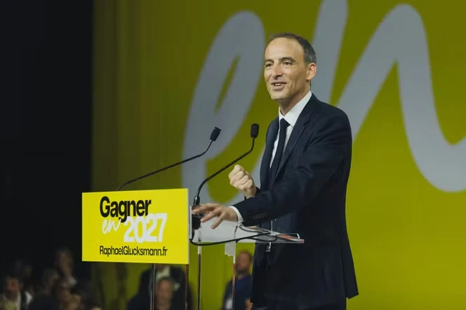Présidentielle 2027 : aux Docks d’Aubervilliers, Raphaël Glucksmann fait salle comble et se pose en adversaire du RN