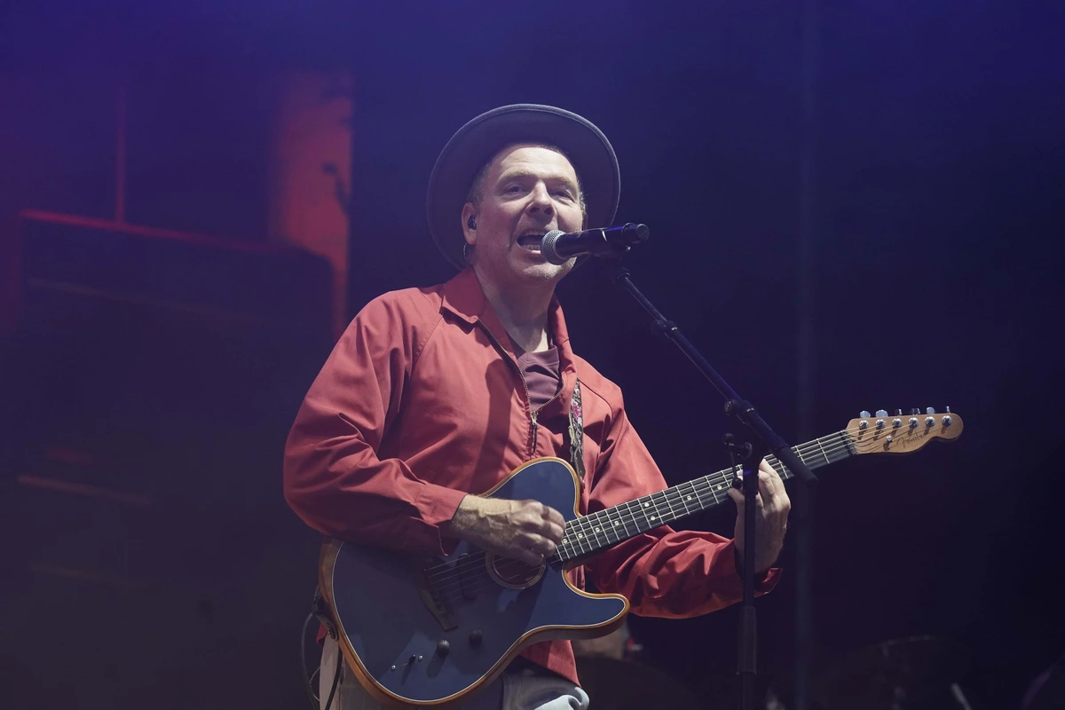Belle and Sebastian emocionan con su cumpleaños pop en la noche tropical de Barcelona