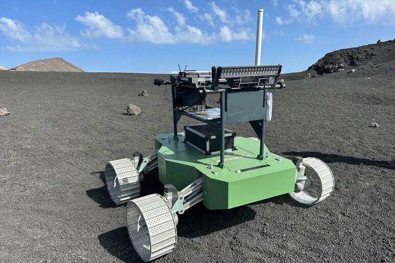 Sull'Etna le prove del robot italiano destinato alla Luna