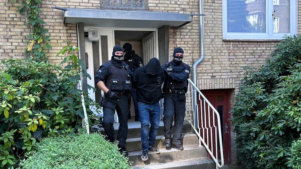 Großrazzia in Hamburg: Hier wird ein mutmaßlicher Schleuser abgeführt