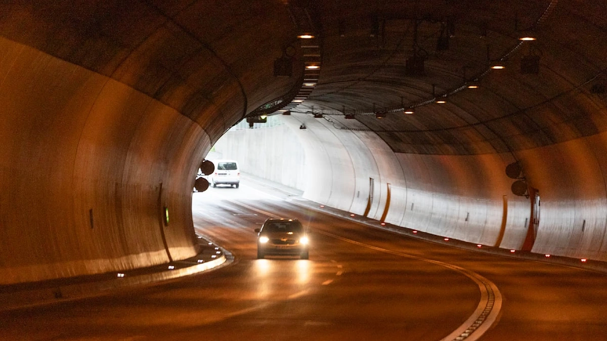 In Tunnel in Österreich: Fahrer stirbt, Beifahrerin stoppt Auto