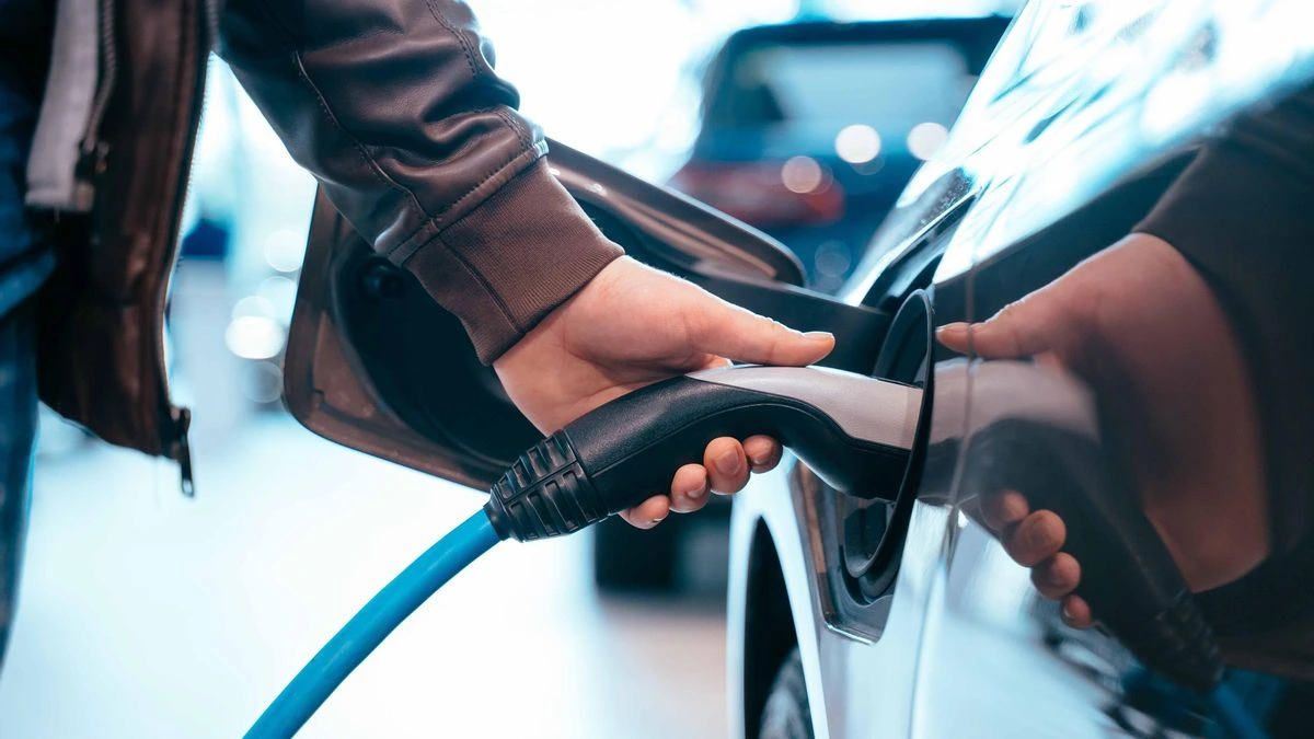 El Gobierno activa el Plan Auto+ de ayudas hasta 4.500 euros a coches eléctricos
