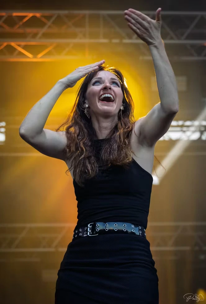 Aurélie Nahon, « chansigneuse » : « Un concert d’une heure demande plus de deux cents heures de travail pour le traduire en langue des signes »