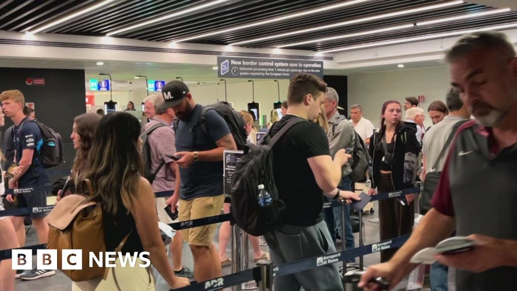 New EU border system tripling time at passport control, airport boss says