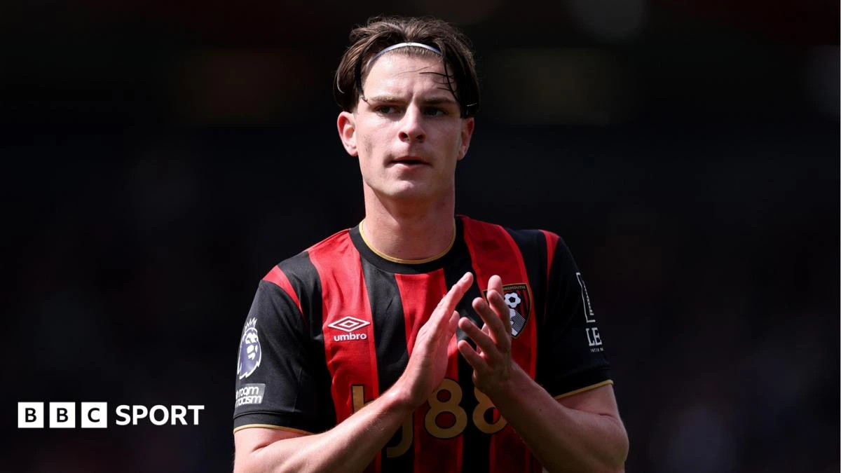 Bournemouth midfielder Scott rejects new contract