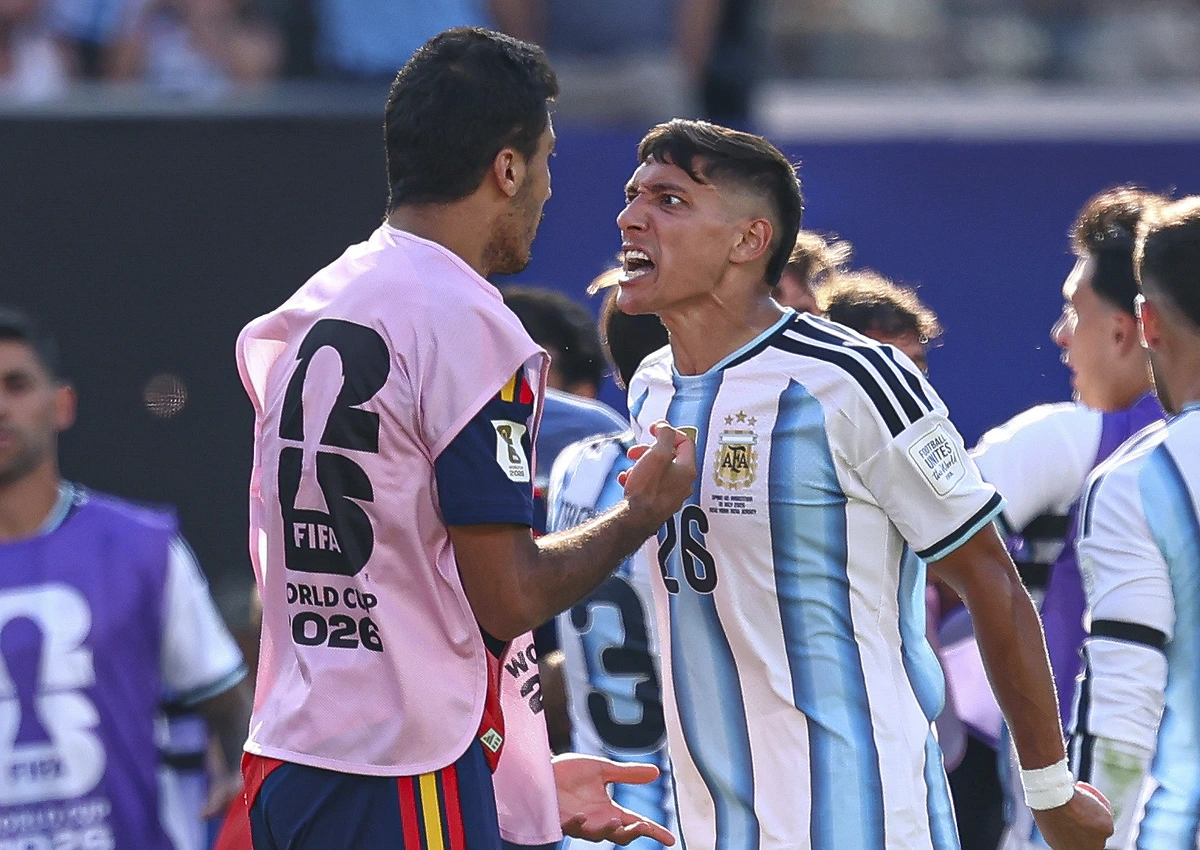 La locura transitoria de Nahuel Molina, un chico "tímido" que desató la tangana final entre España y Argentina: "Nunca ha tenido un incidente violento"