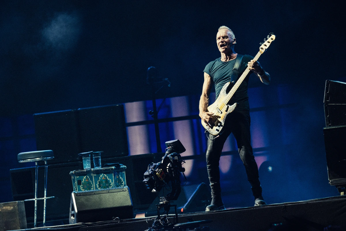 Sting se da el gustazo de tocar sus grandes éxitos acompañado solo de dos músicos y un escenario desnudo