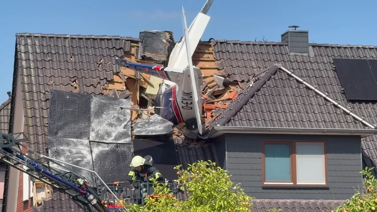 Niedersachsen: Flugzeug kracht in Wohnhaus