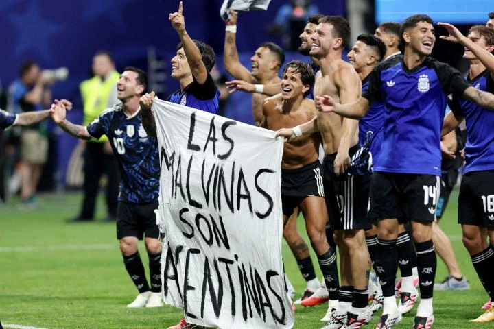 El 'tercer gol' de Argentina a Inglaterra: a pie de pancarta, reclamando las Malvinas