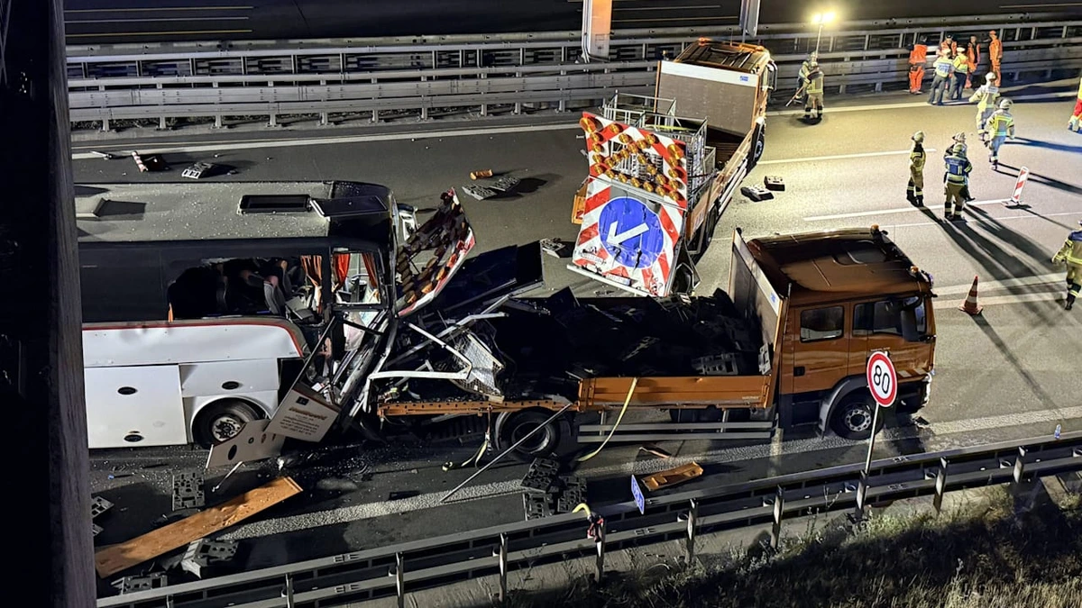 Auf der A8: 15 Verletzte! Reisebus prallt auf Baustellen-Fahrzeug