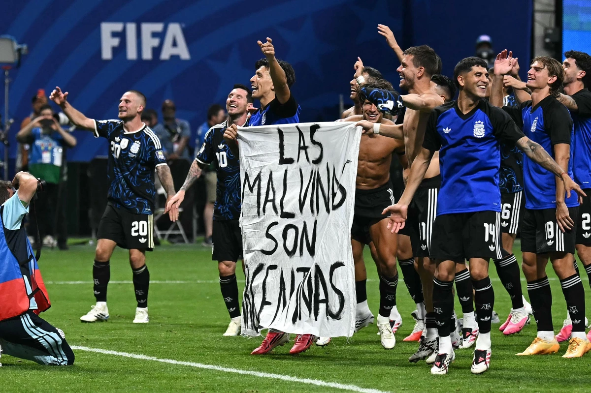 La pancarta que prohibió la FIFA y sacaron los jugadores de la albiceleste tras ganar a Inglaterra: "Las Malvinas son argentinas"