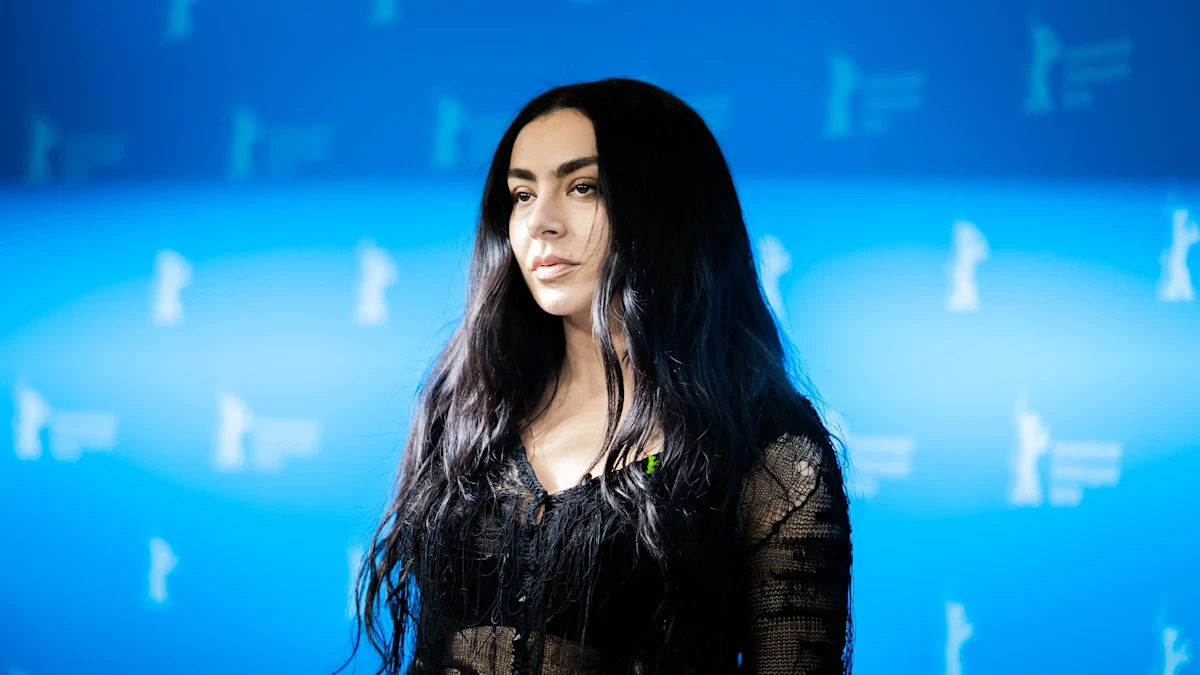 Die Meta-Meta-Kunst von Charli xcx macht einen völlig kirre