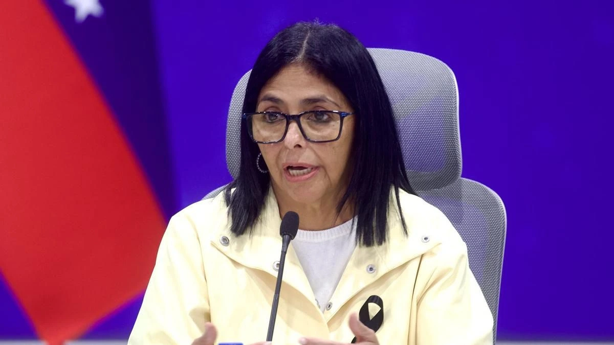 Delcy Rodríguez niega haber entregado un sobre de PDVSA a Aldama y pide que se retracte antes de querellarse por injurias