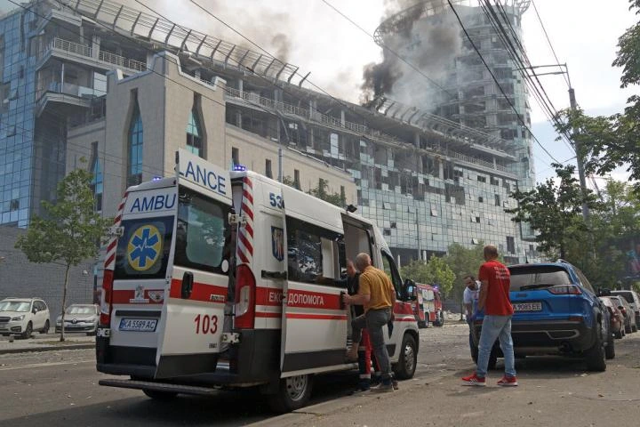 Rusia lanza uno de los mayores bombardeos sobre Kiev desde el inicio de la guerra: al menos cinco muertos y decenas de heridos tras una noche de terror