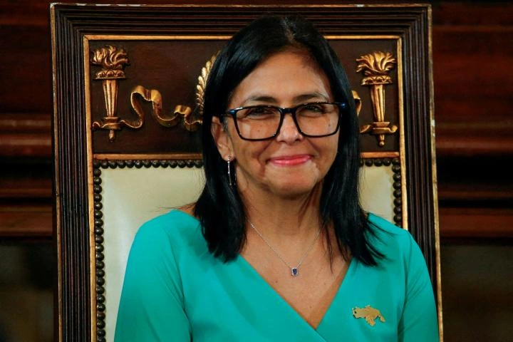 Delcy Rodríguez demanda a Aldama para que se retracte de incriminarla en el sobre de la petrolera venezolana