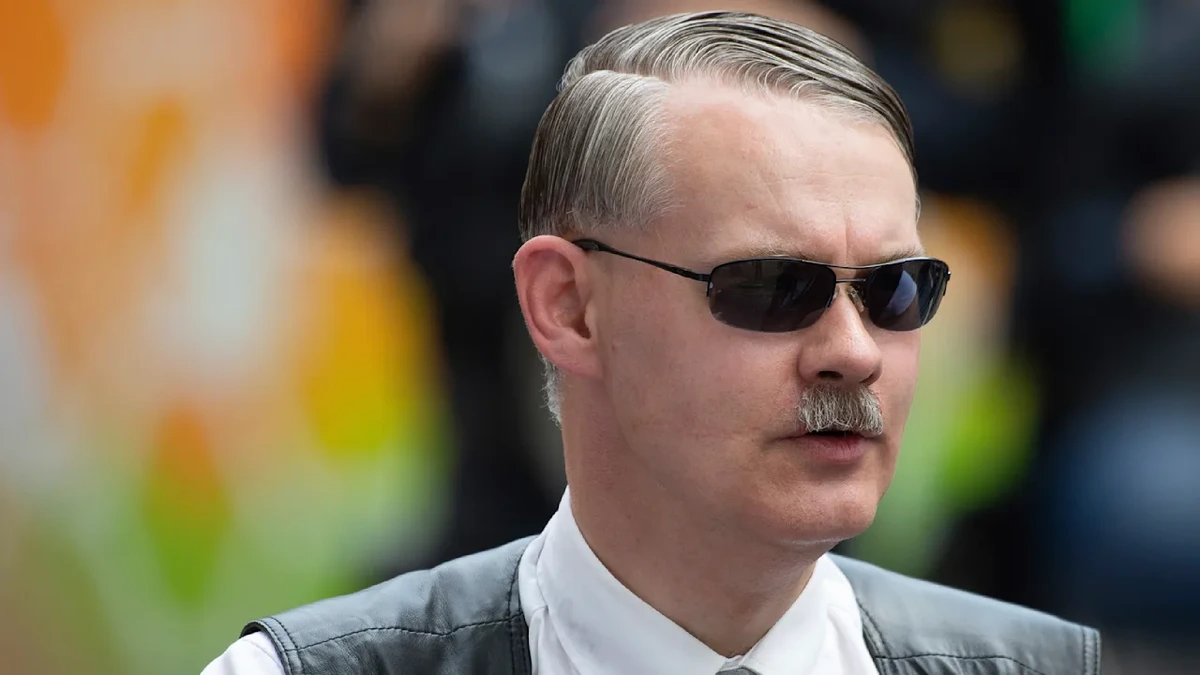 Hitler-Doppelgänger zu acht Monaten Haft auf Bewährung verurteilt