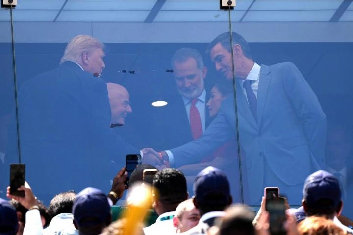 Trump y Sánchez resuelven con un apretón de manos el encontronazo más tenso del palco en la final del Mundial