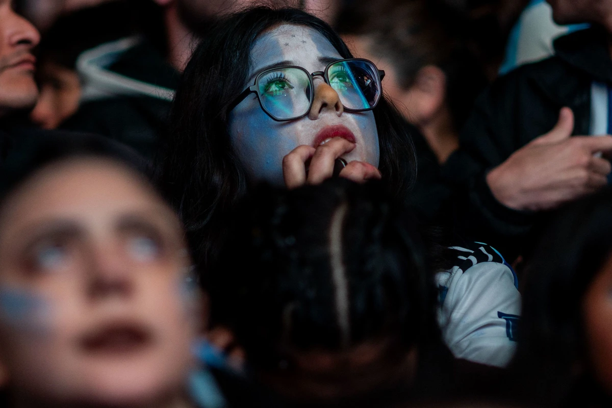 La dura digestión de la derrota en Argentina: estupor en la afición y desbandada de futbolistas