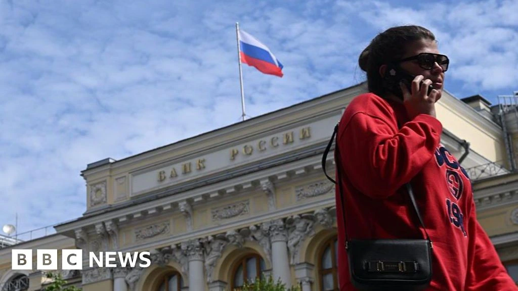 Russians turn to cash, putting more strain on slowing wartime economy