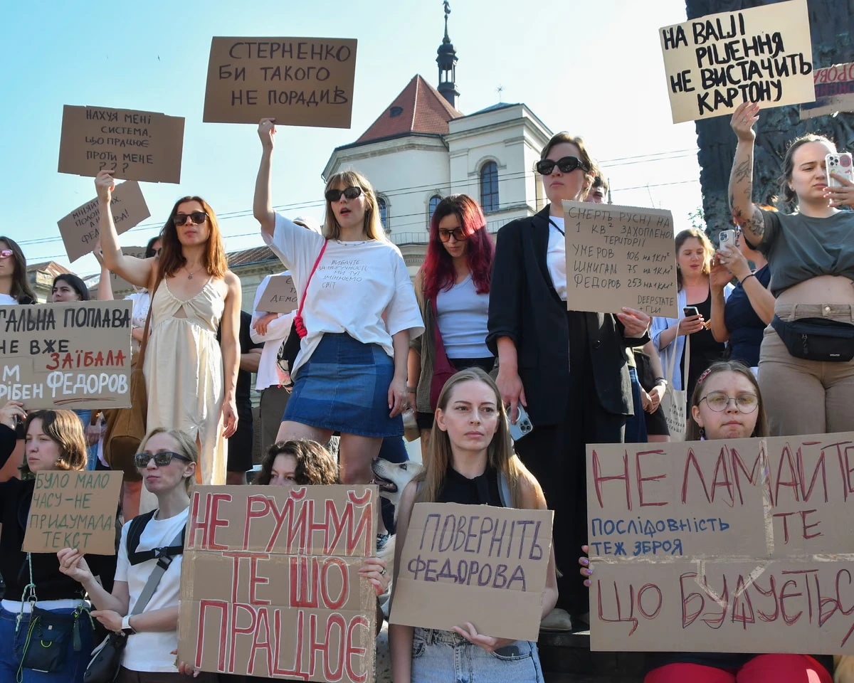 Political crisis and protests in Ukraine as Zelenskyy defends sacking defence minister