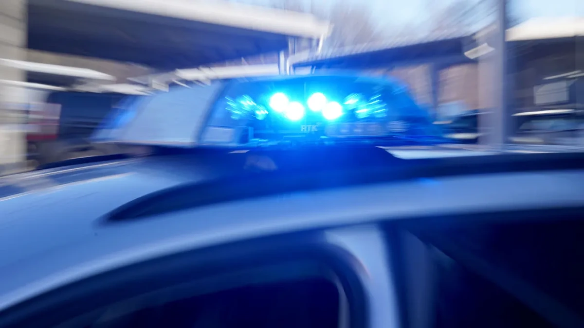 Polizei: Mutter betrunken! Tochter (8) ruft aus Auto die Polizei