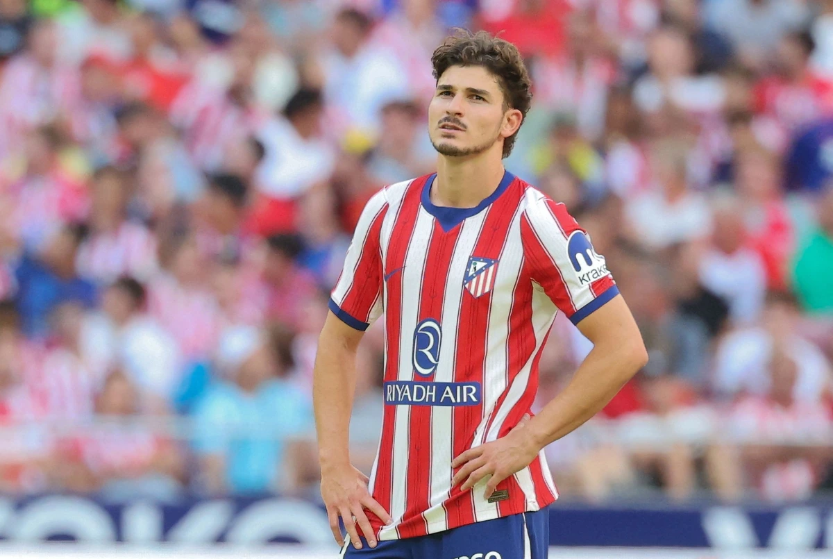 El Atlético insiste en el "no" al Barça por Julián Álvarez y apela a la "comprensión" del argentino: "Ni ha existido ni va a existir ninguna negociación con ellos"