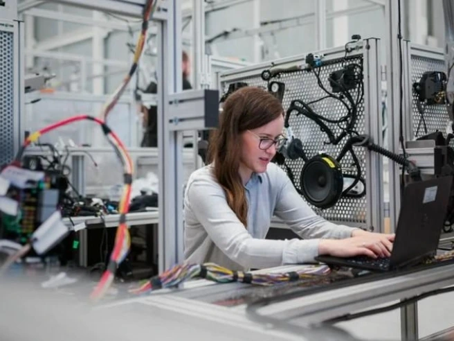Eurozona, la manifattura ai massimi da quattro anni (il Pil può crescere dello 0,3%): corre la Germania