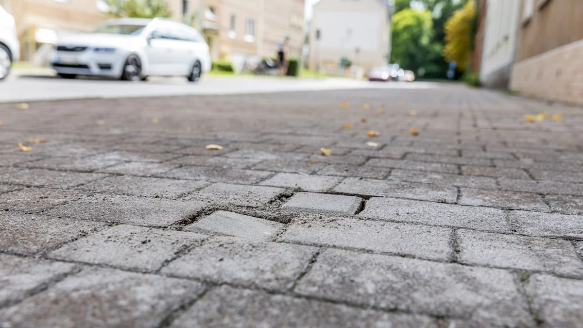 Brandenburg: Stolpersteine aus Gehweg gerissen