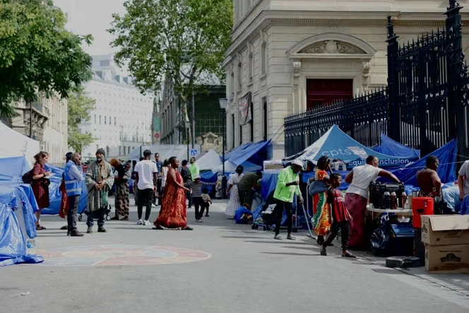 La Ville de Paris annonce « la mise à l’abri » de 250 personnes, migrantes pour la plupart, qui étaient installées sur le parvis de la mairie