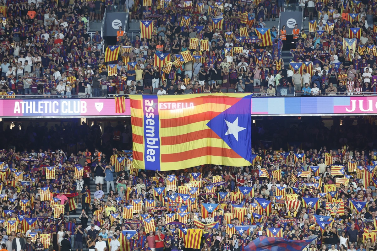 El Camp Nou se llena de esteladas como en los momentos más acalorados del 'procés'