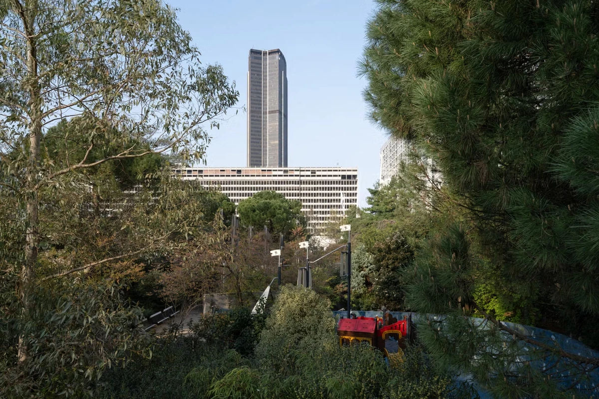 L’avenir de la tour Montparnasse suspendu à la fin de la zizanie entre ses copropriétaires : enquête sur un interminable Monopoly
