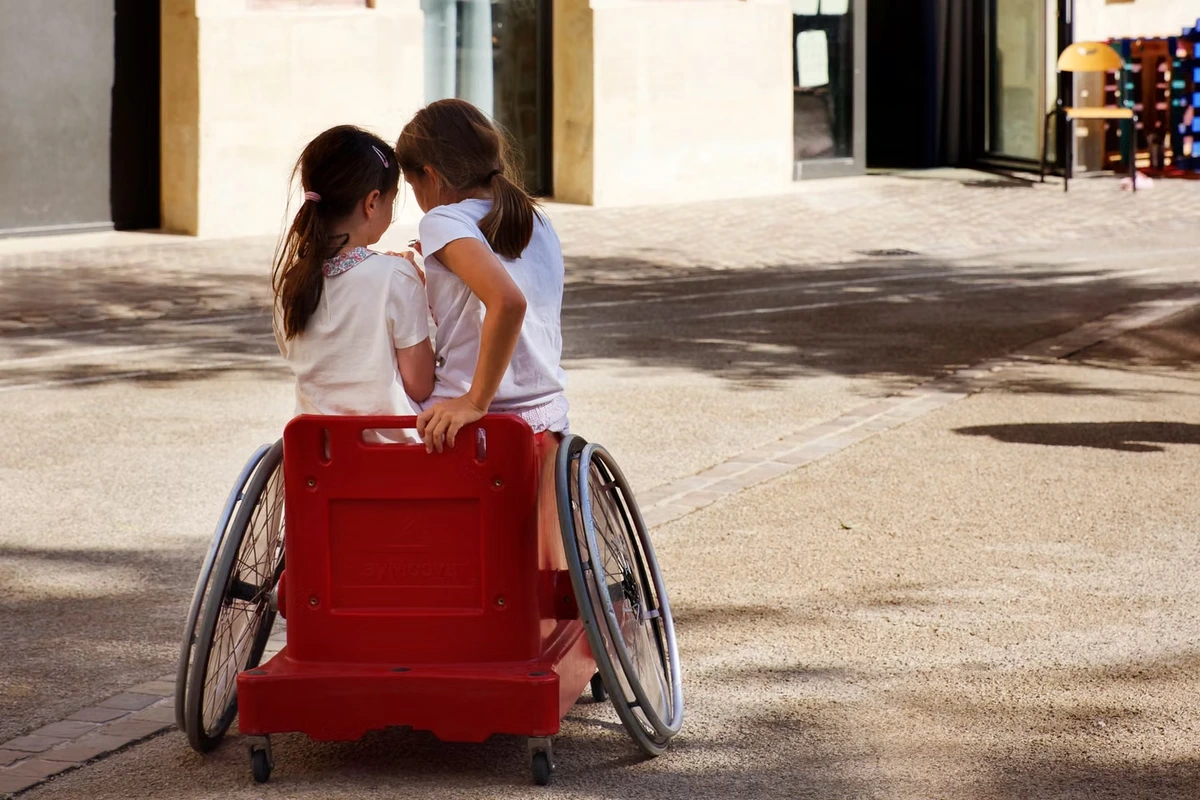 « Ça les tire tous vers le haut » : à Paris, des centres de loisirs accueillent ensemble enfants valides et en situation de handicap