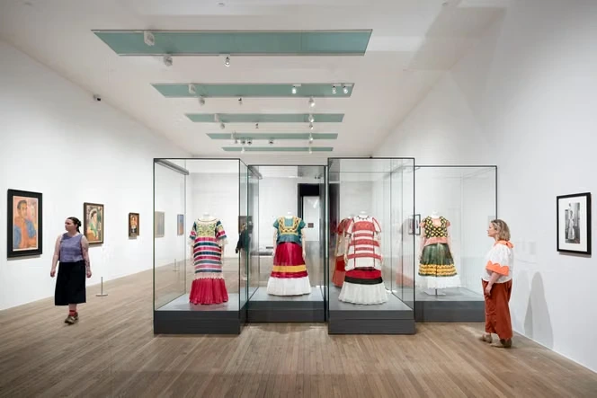 A Londres, la Tate Modern explore l’engouement pour la peintre Frida Kahlo devenue une icône mondiale