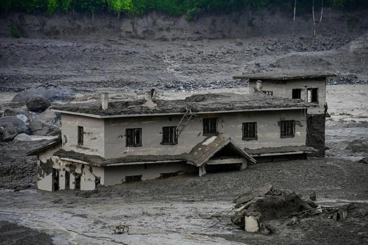 España, "consternada" por la tragedia en Nepal, habilita líneas telefónicas de ayuda
