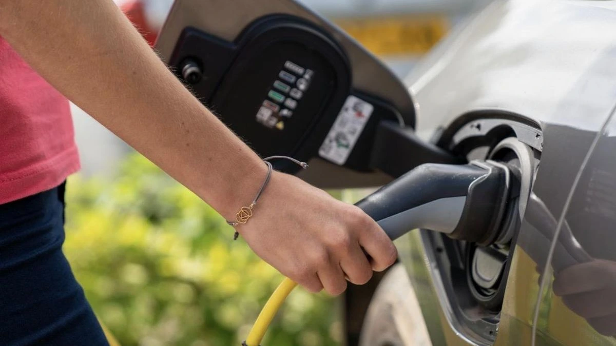 Ya se pueden pedir las ayudas de hasta 4.500 euros para coches eléctricos del Plan Auto+: cómo funcionan y cómo solicitarlas