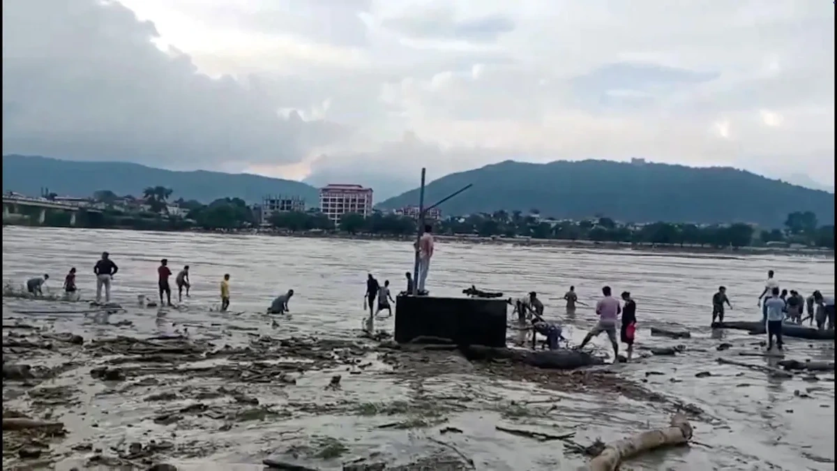 Flutkatastrophe in Nepal: Mit dem Fluss kommen die Leichen