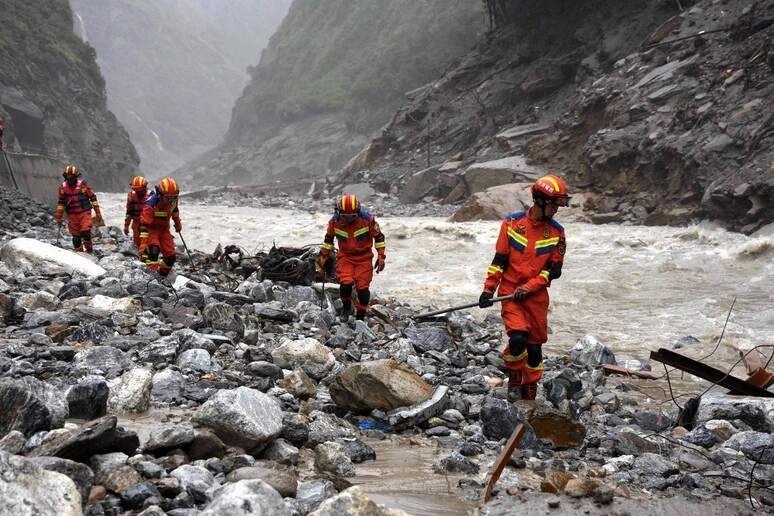 Bimbo si arrampica su un albero e si salva dalla piena in Nepal, ritrova la madre grazie a una troupe Reuters