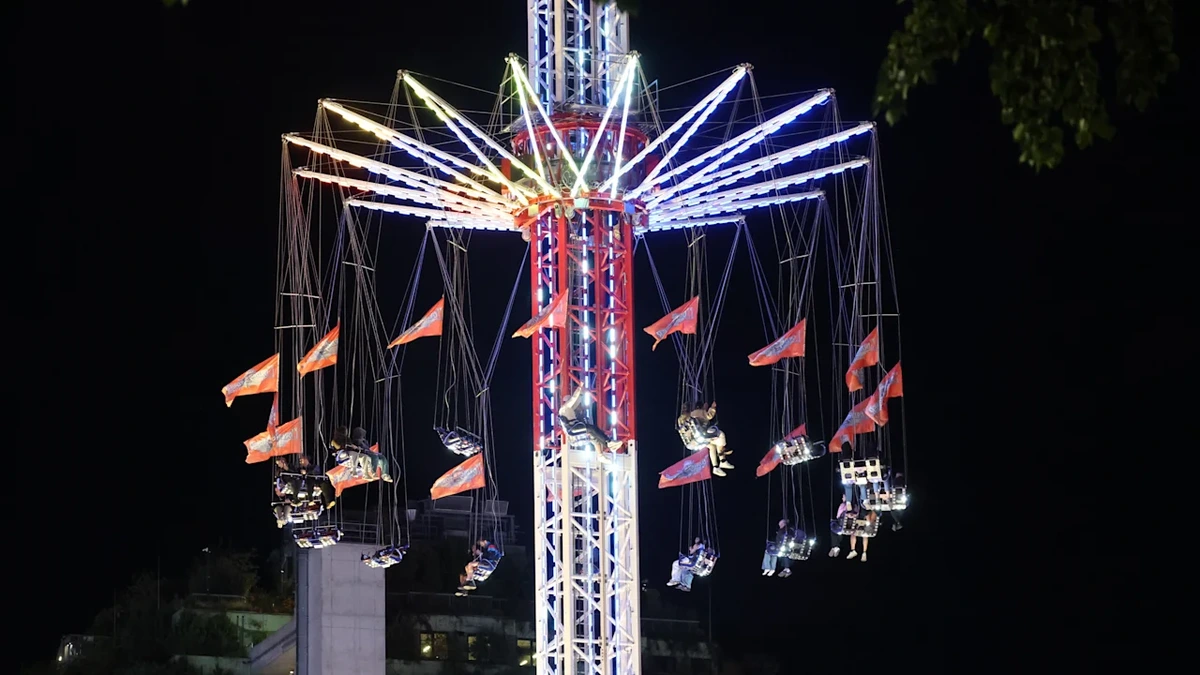 Seit 21 Uhr!: 30 Meter hoch! Menschen hängen in Karussell auf Hamburger Dom fest
