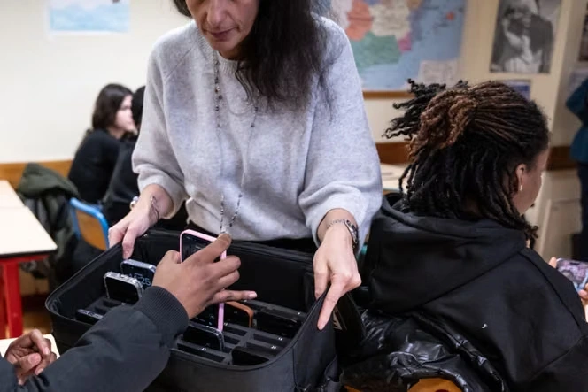 L’interdiction du téléphone portable dans les lycées, à l’épreuve du réel et de ses contraintes, pourrait mettre plusieurs semaines à se matérialiser