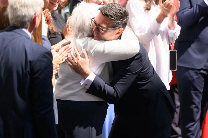 "Mi padre no sabe que soy 'premier'": la espina que la demencia clava en Burnham