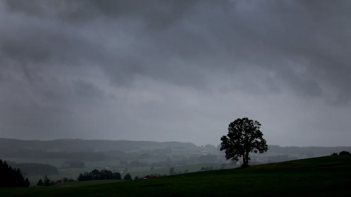 Wetter steht Kopf: Gewitter-Grenze spaltet Deutschland