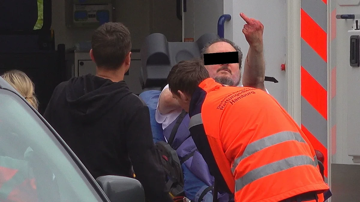 Ehefrau in Hamburg verletzt: Blutender Messermann auf Trage gefesselt
