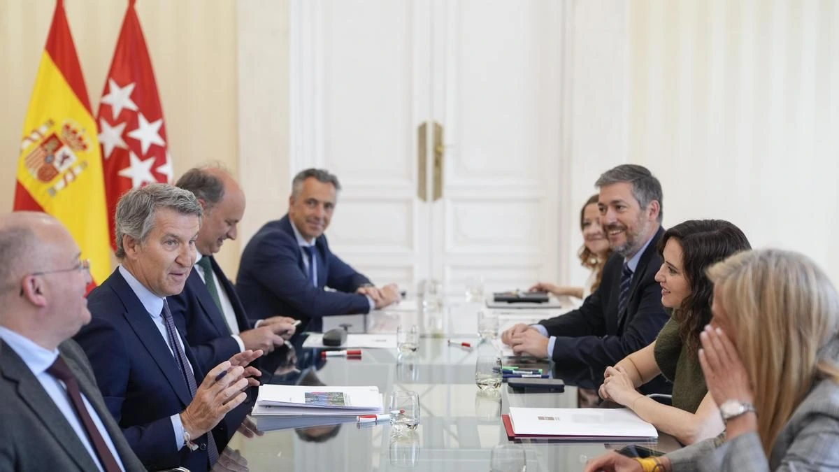 El PP oculta quién avisó a Feijóo de la compra de un inmueble por las obras en el despacho de Ayuso