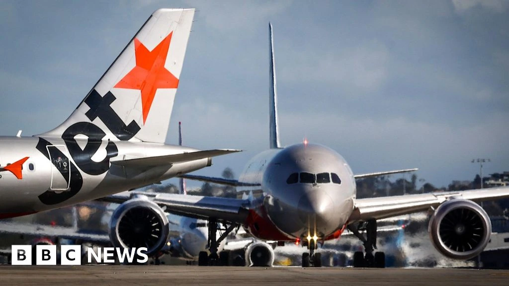 Jetstar introduces fees for carry-on luggage in overhead lockers