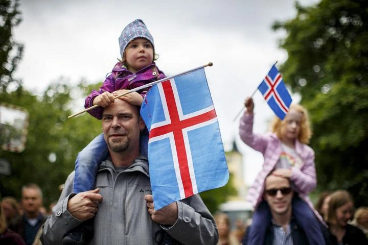 Miedo e ilusión en Islandia: las claves del histórico referéndum para reanudar las negociaciones con la UE