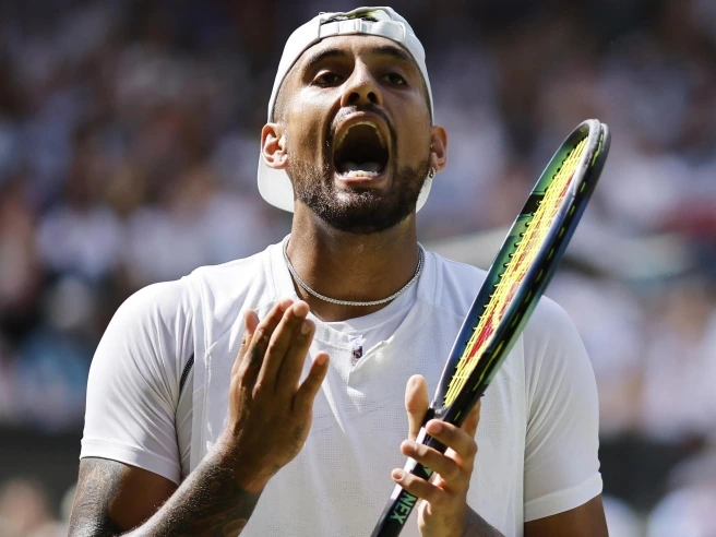 Ineducato, irascibile, irriverente: ora anche dopato. L'ultima caduta di Kyrgios, il pupazzo di neve nel deserto del tennis
