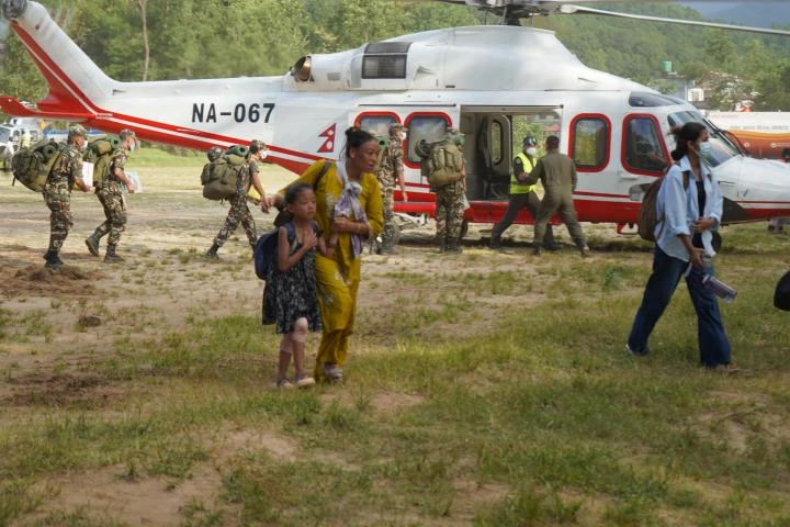La tragedia de Nepal y Tíbet se dispara: 804 muertos, más de 3.000 desaparecidos y rescatisas internacionales para las 900 personas atrapadas en túneles